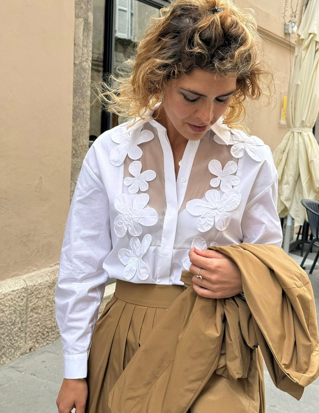 Camicia bianca con fiori Nenette