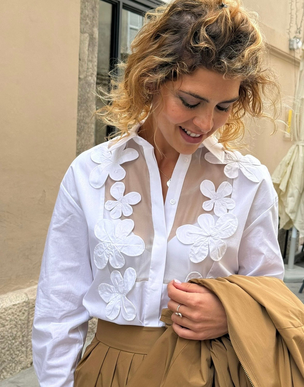 Camicia bianca con fiori Nenette